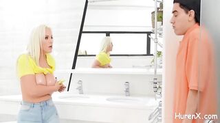 Sie beschlieBt, seinen riesigen Schwanz zu ficken
