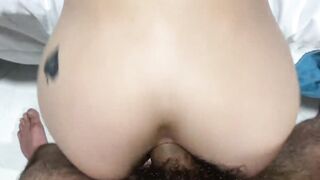 Je me fais prendre et remplir mon petit cul d’ado