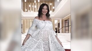 Joanna SEMINUDA sotto il vestito...