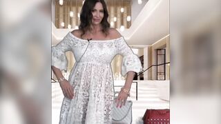 Joanna SEMINUDA sotto il vestito...