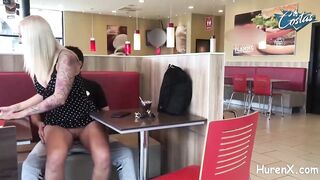 Extrem Outdoor Vor Leuten Im Burger King Blondes Luder Gefick