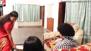 young boy ne apni dono mosi ko bistar pe leta