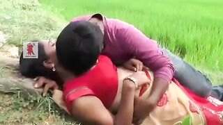 Bangali Bhabi ko khet me leja ke choda play boy ne