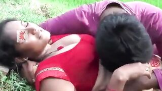 Bangali Bhabi ko khet me leja ke choda play boy ne