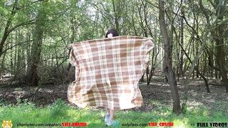 Vulgar sluts masturbate into the park