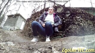 NEW! The sexy wanted to pissing unnoticed into the bushes,