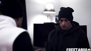 Young Athlete Zac Wild Gets Seduced By The Team Owner’s