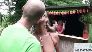 Stiefmutter fickt mit dem Nachbars Jungen auf der Gartenpar