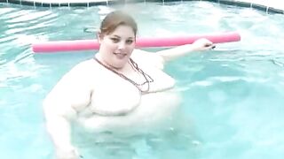 Hottie ssbbw gets on the pool