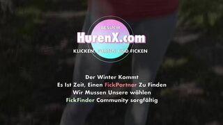 HeiBe Schlampe saugen zwei Schwanze im Freien