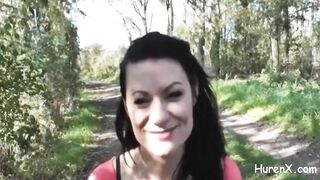 HeiBe Schlampe saugen zwei Schwanze im Freien