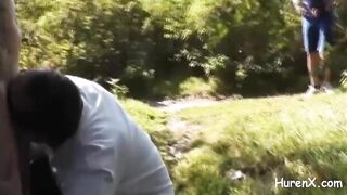 HeiBe Schlampe saugen zwei Schwanze im Freien