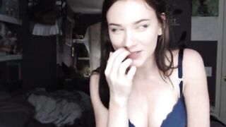 Crazy Hot huge boobies 18 yo cam pose