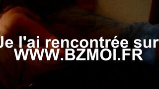 Femme mure recoit un grind avec un gode