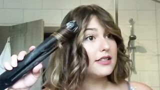 Junge Frau mit dicken Titten zieht sich um.Big Titted women undrll