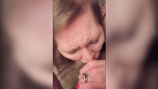 Mamie a la retraite retire son dentier pour sucer une bite