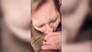 Mamie a la retraite retire son dentier pour sucer une bite