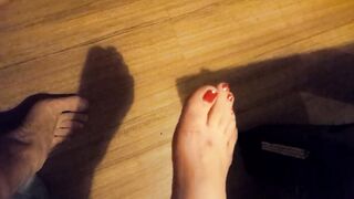 Neigbour foot tease, Hottie huge mom toes foot play