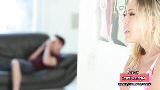 Sie fickt mich, wahrend ihr Ehemann im Bett liegt - mom