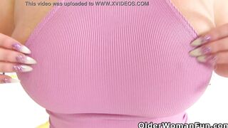 Buxom MILF Jasmine de Launay vibrators her creamy snatch