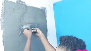 Deixou o pedreiro dotado gozar dentro do cu no quartinho