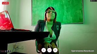 Profesora da clases online mostrando la tanga y deja que