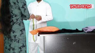 दर्जी बहनचोद धीरे से चोद, आज ही फाड़ देगा क्या?
