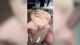 Ejac faciale pour une belle salope blonde