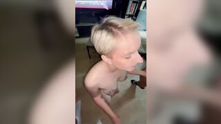 Ejac faciale pour une belle salope blonde