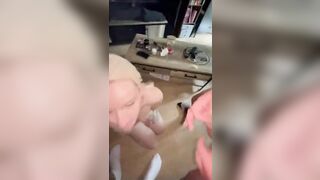 Ejac faciale pour une belle salope blonde