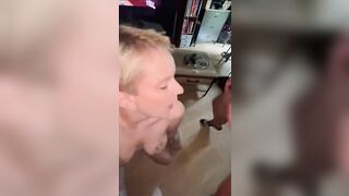 Ejac faciale pour une belle salope blonde