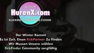 Milf streichelt den jungen Schwanz ihres Stiefsohns durch