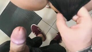 Pompa il cazzo e si fa sborrare nelle mutandine into camerino