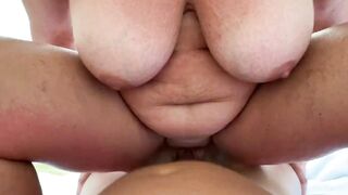 Ehefrau reitet mit Cumshot