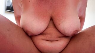 Ehefrau reitet mit Cumshot