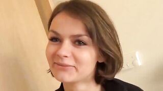 Dark Hair Frau Lutscht Einen Schwanz Und Wird Hart Gefickt