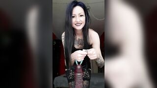 Sex Toy inside the hands of Girlfriend