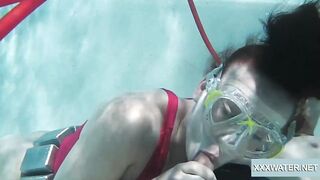 Underwater bj goes 2 way