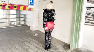 Die Latexnutte angepisst und Anal genommen