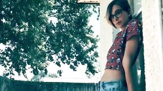 Dunnes Madchen filmt heiBen Sommer im Freien hammern