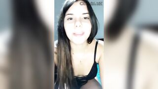 Gostosa todando siririca