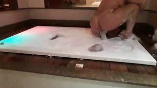 I gave my cunt into the bathtub and I came tasty