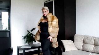 Older Russian web cam whore AimeeParadise inside a fur coat sucks