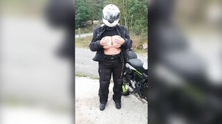 Milf flashing boobs outdoors and offer husband a hand job