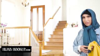 Curious Pretty Assed Muslim beauty With Hijab Gets Her Tight