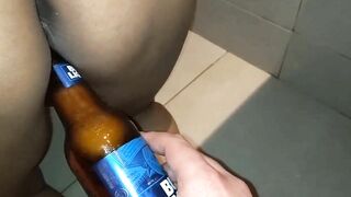 Me tomo una botella de cerveza analmente