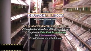Schlampe gefickt und saugt seltsame Schwanze