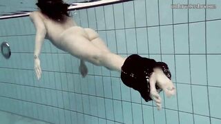 Loris Licicia bouncing her breasts underwater