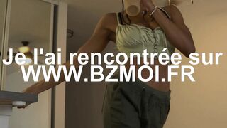 Jeune black huile son corps de reve et se masturbe