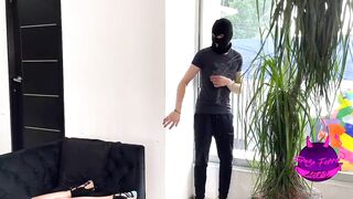 I let myself be caught by a petty thief so